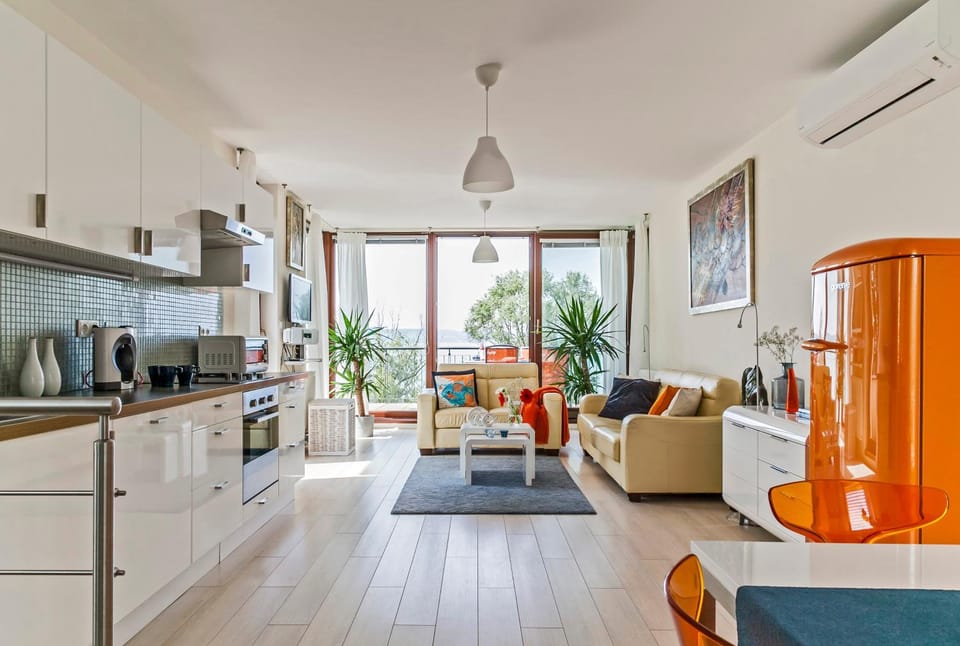 Kitchen or kitchenette, Living room