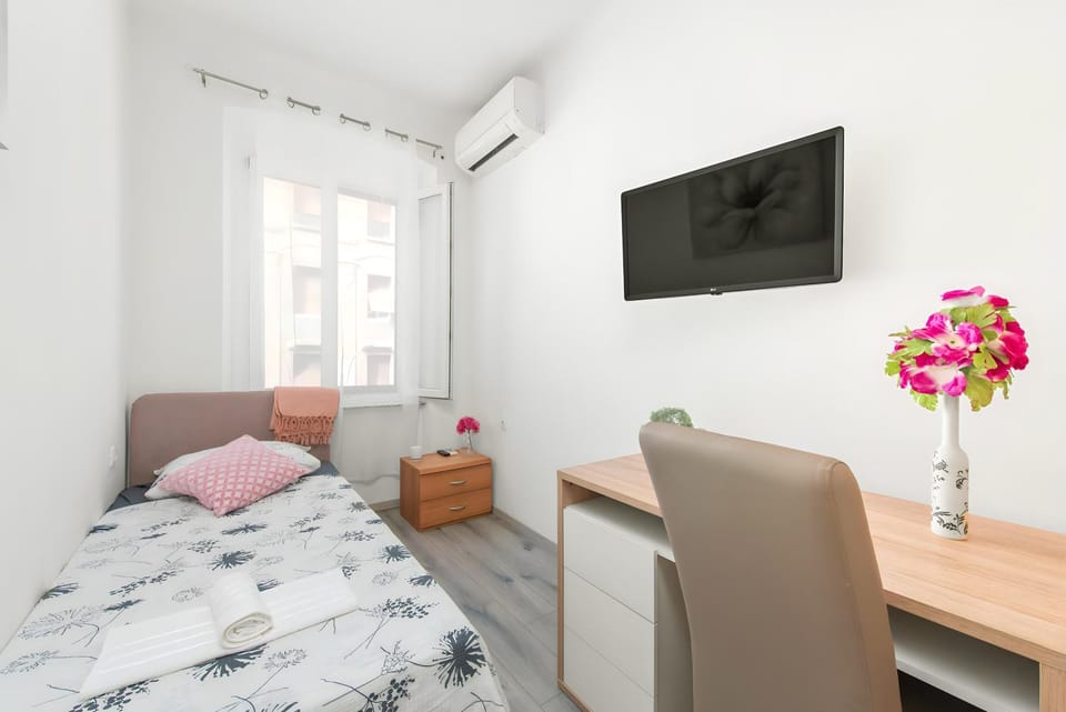 Bed, TV and multimedia, Photo of the whole room, Seating area, Bedroom, air conditioner