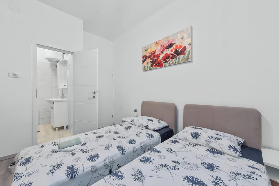 Bed, Bathroom, Photo of the whole room, Bedroom, towels