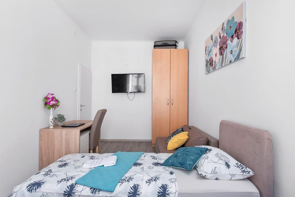 Bed, TV and multimedia, Photo of the whole room, Seating area, Bedroom