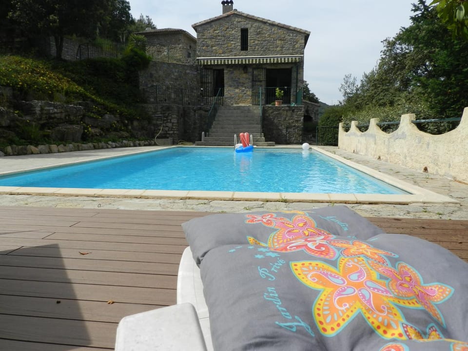 Chambre Cévennes: Piscine, lamas, rivière Bed and Breakfast in Occitanie