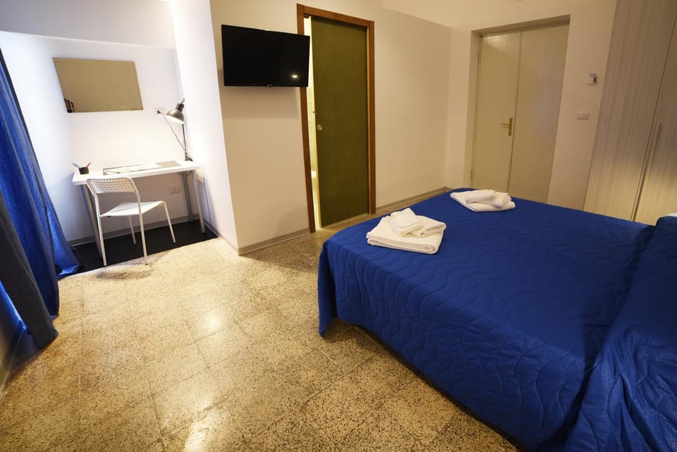 Shower, Toilet, Bed, Bathroom, TV and multimedia, Coffee/tea facilities, Balcony/Terrace, Kitchen or kitchenette, Seating area, Dining area, Bedroom, Street view, Inner courtyard view