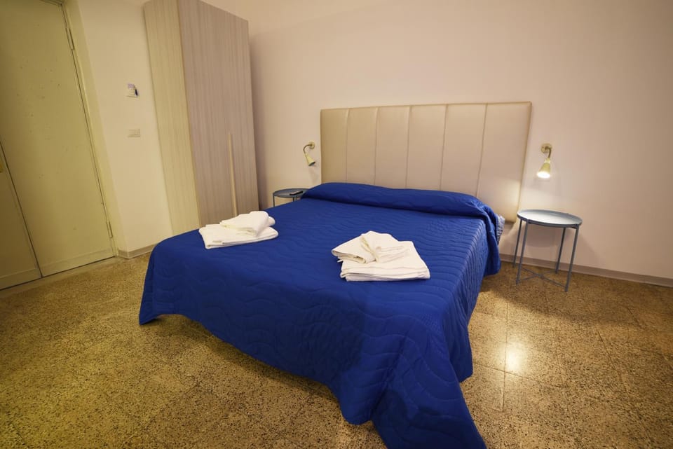 Shower, Toilet, Bed, Bathroom, TV and multimedia, Coffee/tea facilities, Balcony/Terrace, Kitchen or kitchenette, Seating area, Dining area, Bedroom, Street view, Italian breakfast, Inner courtyard view