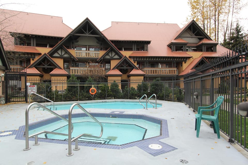 Property building, Pool view, Swimming pool, Swimming pool