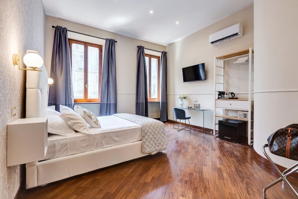 TV and multimedia, View (from property/room), Photo of the whole room, Decorative detail, Seating area, Bedroom