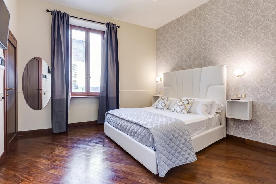 Shower, TV and multimedia, Photo of the whole room, Decorative detail, Bedroom