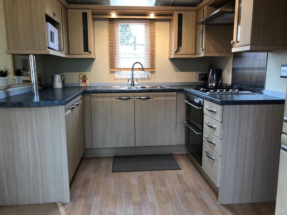 Kitchen or kitchenette, Food and drinks, Photo of the whole room, Family