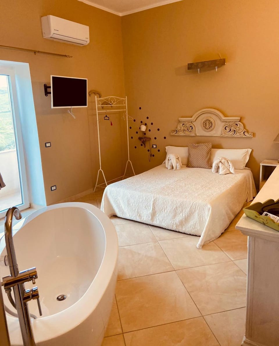 Bed, Bathroom, TV and multimedia, Photo of the whole room, Bedroom, towels, air conditioner