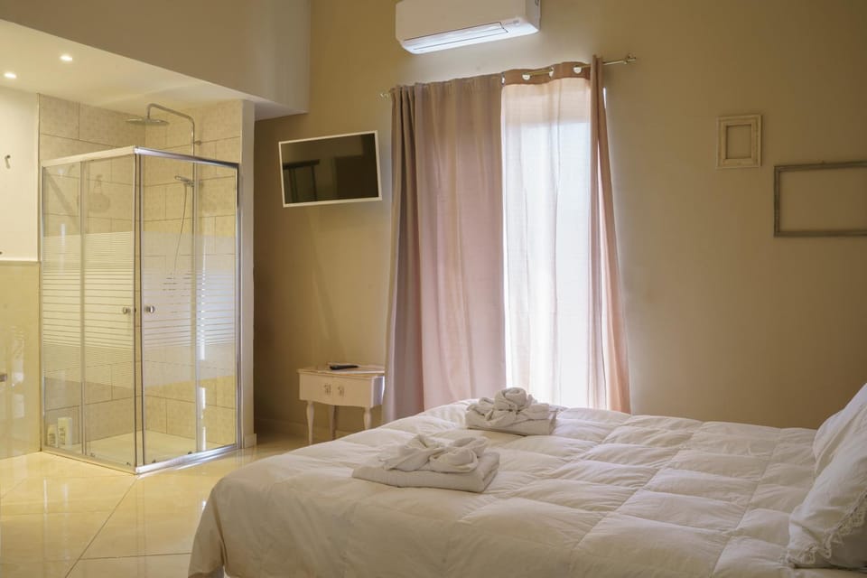 Shower, Bed, Bedroom, towels
