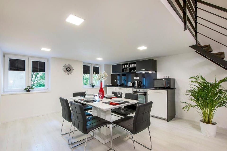 Kitchen or kitchenette, Dining area