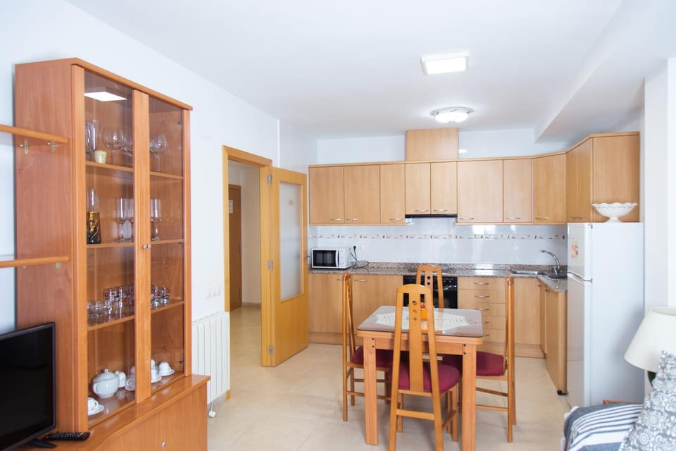 Kitchen or kitchenette, Dining area