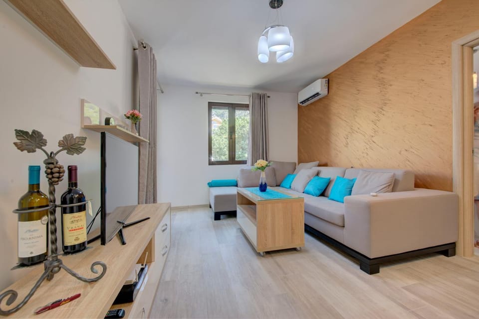 Communal lounge/ TV room, Living room, Seating area