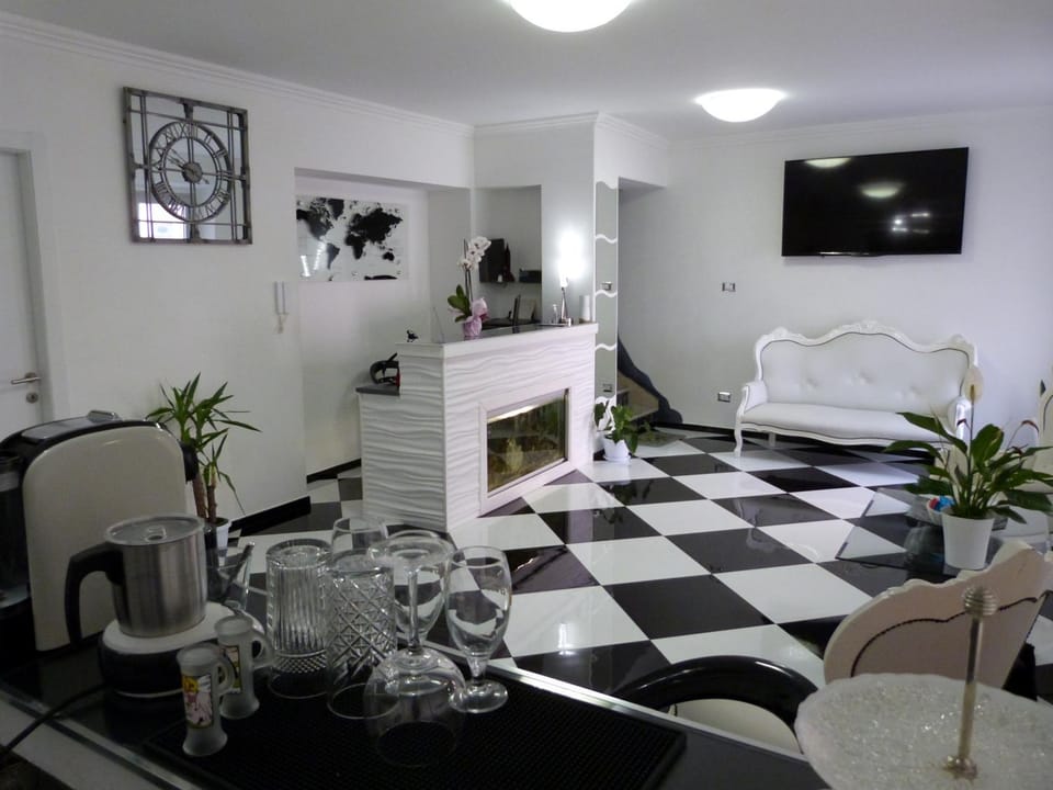 Communal lounge/ TV room, Lobby or reception