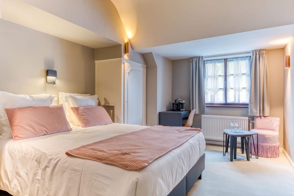 Bed, Photo of the whole room, Seating area, Bedroom