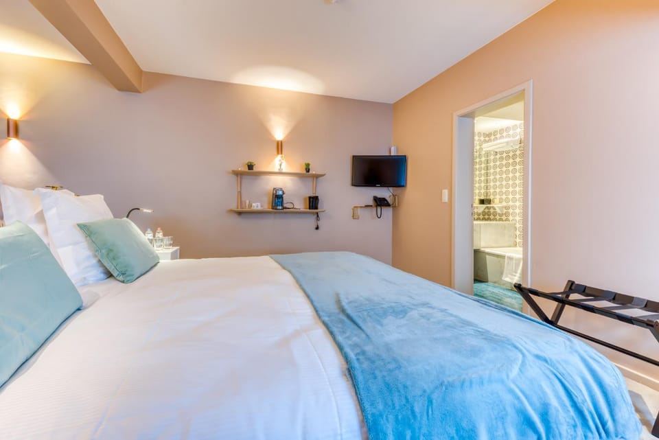 Bed, TV and multimedia, Bedroom