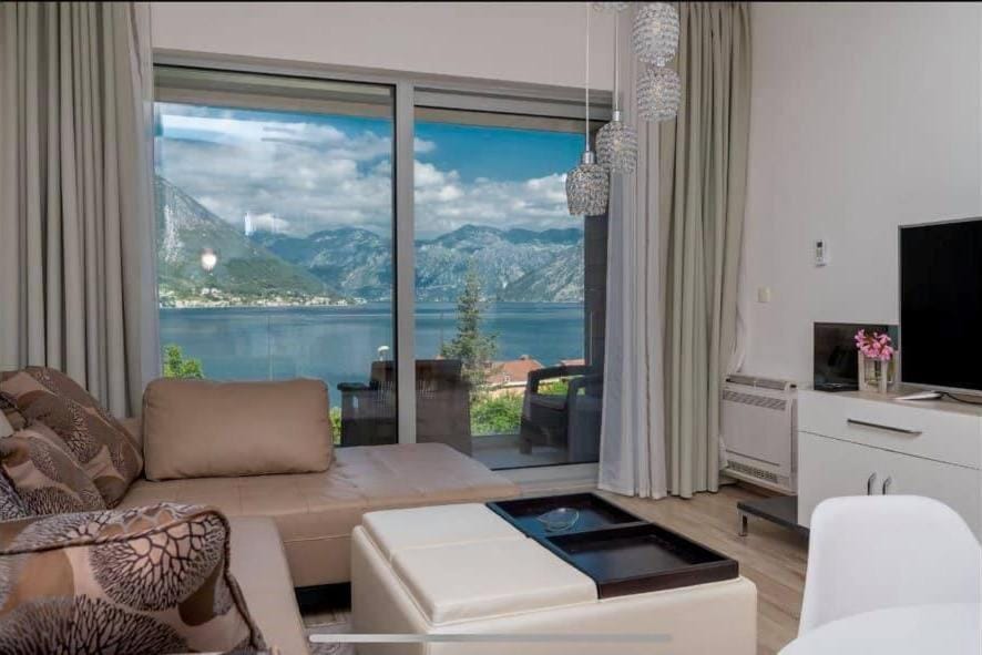 LaNi Lux View with Swimming Pool Apartment in Dobrota