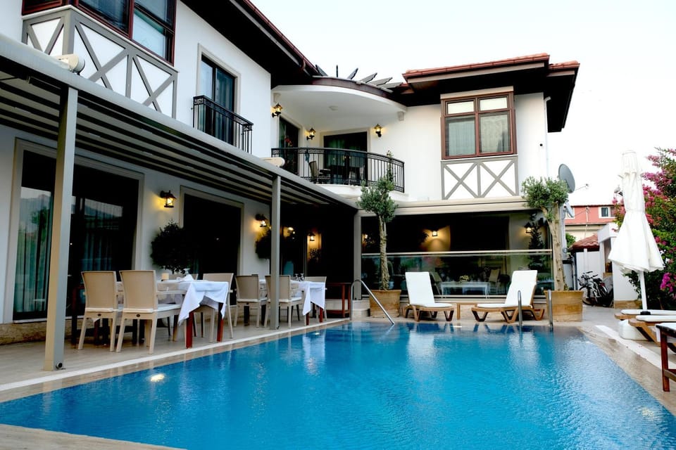 Restaurant/places to eat, Day, Swimming pool