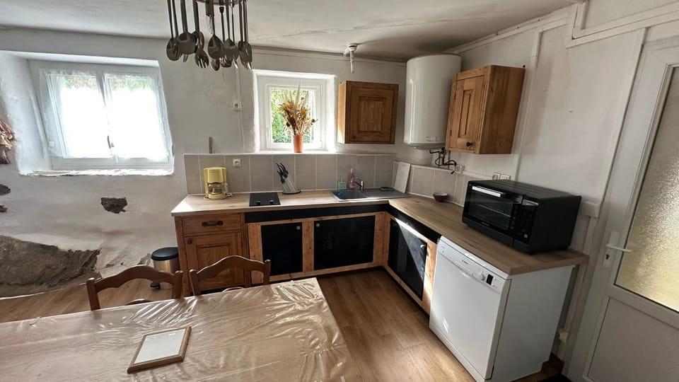Kitchen or kitchenette, Dining area
