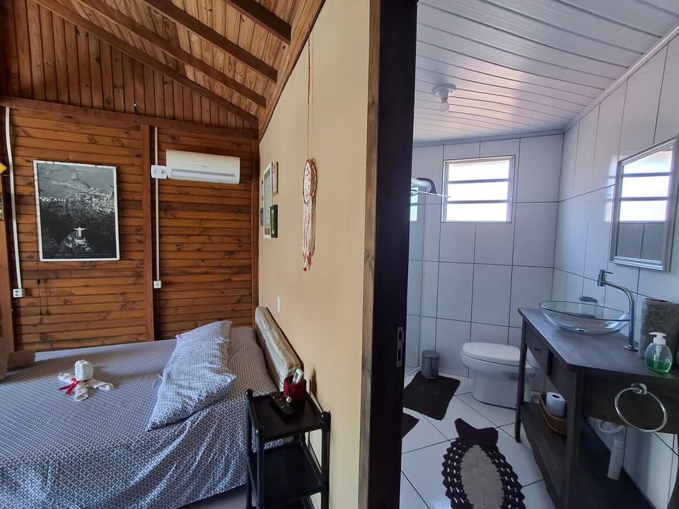 Bed, Photo of the whole room, Seating area, Bedroom, air conditioner