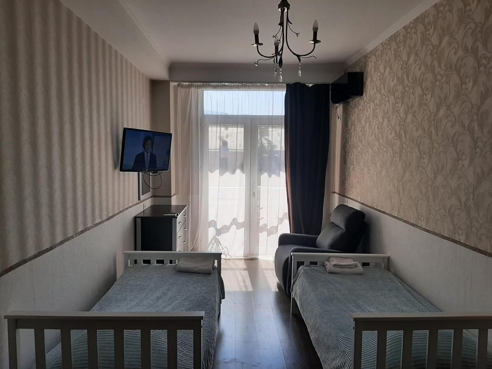 Communal lounge/ TV room, Bed, TV and multimedia, Living room, Photo of the whole room, Seating area, Evening entertainment, Bedroom