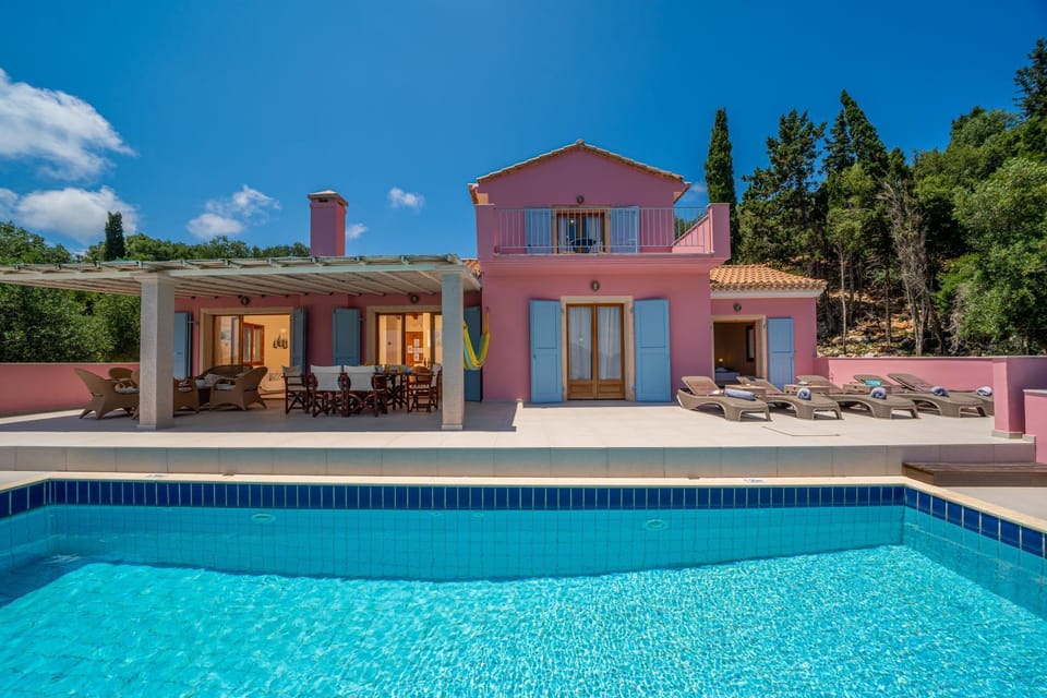 Property building, Patio, Day, Pool view, Swimming pool, sunbed
