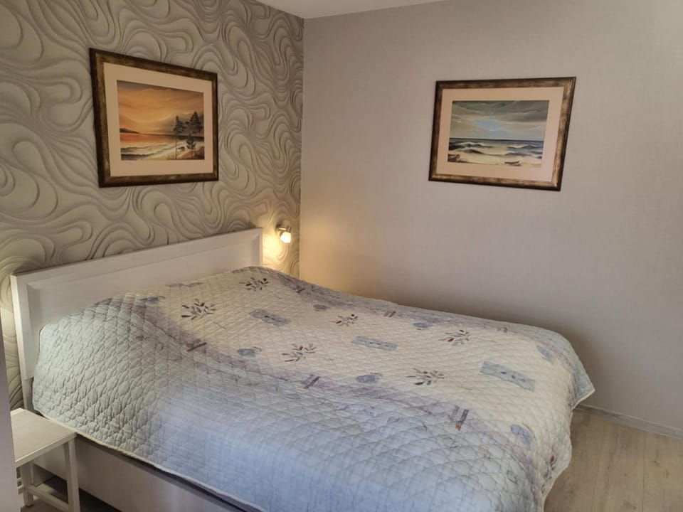 Bed, TV and multimedia, Coffee/tea facilities, Photo of the whole room, Bedroom, internet, minibar, wardrobe
