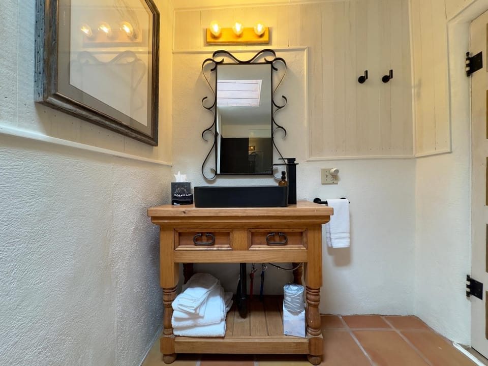 Old Taos Guesthouse B&B Bed and Breakfast in Taos