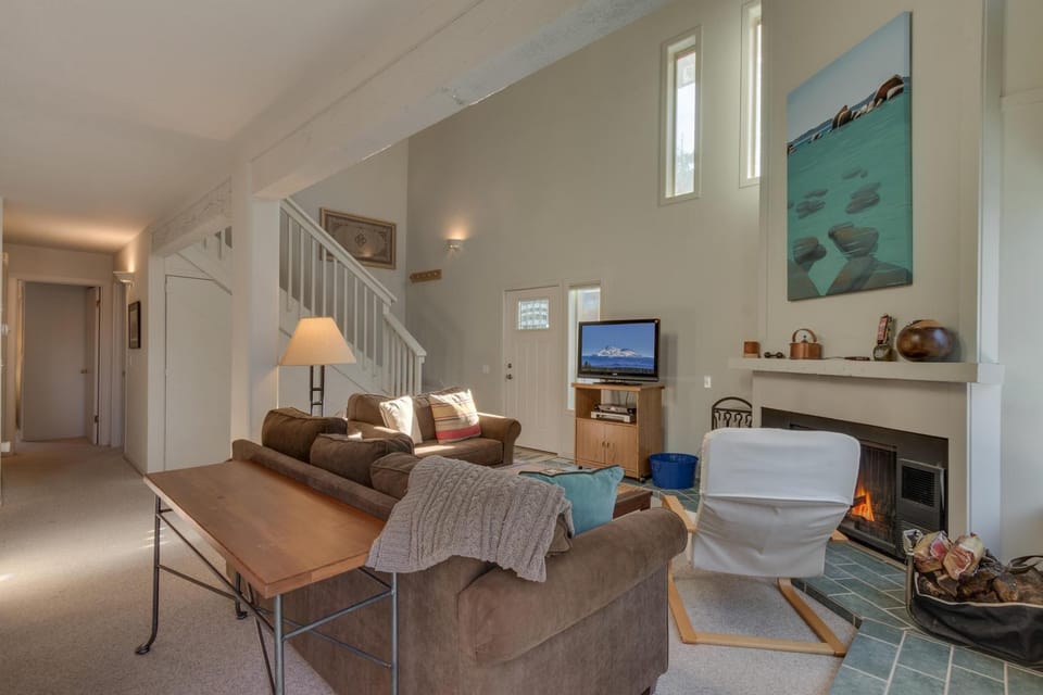 Sunny Daze at Dollar Point by Tahoe Getaways - Tahoe Classic w Open Floor Plan, Wood Fireplace, Close to Lake! House in Dollar Point