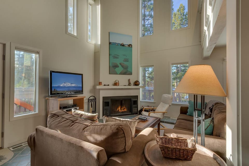 Sunny Daze at Dollar Point by Tahoe Getaways - Tahoe Classic w Open Floor Plan, Wood Fireplace, Close to Lake! House in Dollar Point