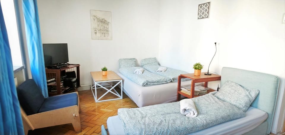 Bed, TV and multimedia, Living room, towels