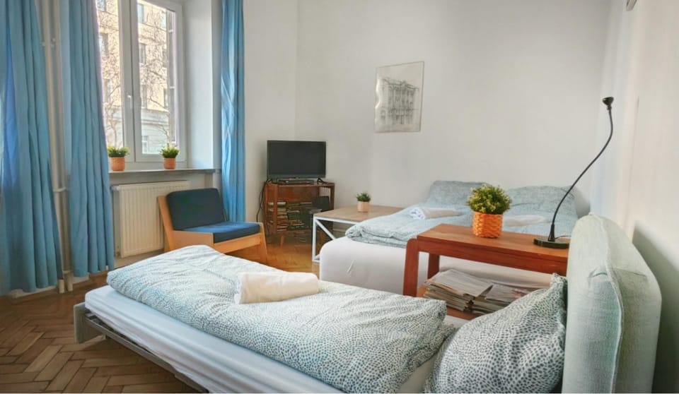 Bed, TV and multimedia, Living room