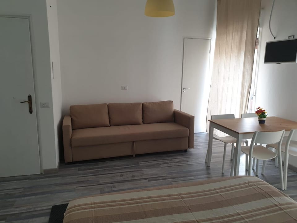 Bed, TV and multimedia, Living room, Seating area, Dining area, Bedroom