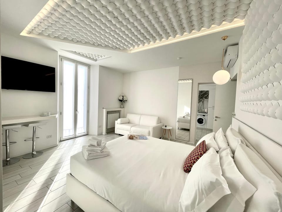 Bed, Bird's eye view, TV and multimedia, View (from property/room), Photo of the whole room, Decorative detail, Bedroom, Garden view, Mountain view, Quiet street view, internet, safe, wedding, air conditioner