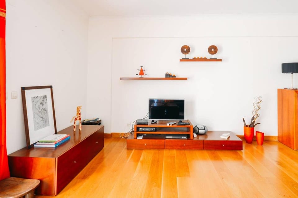 Fantastic Seaside Family Apartment with Pool Apartment in Lisbon District