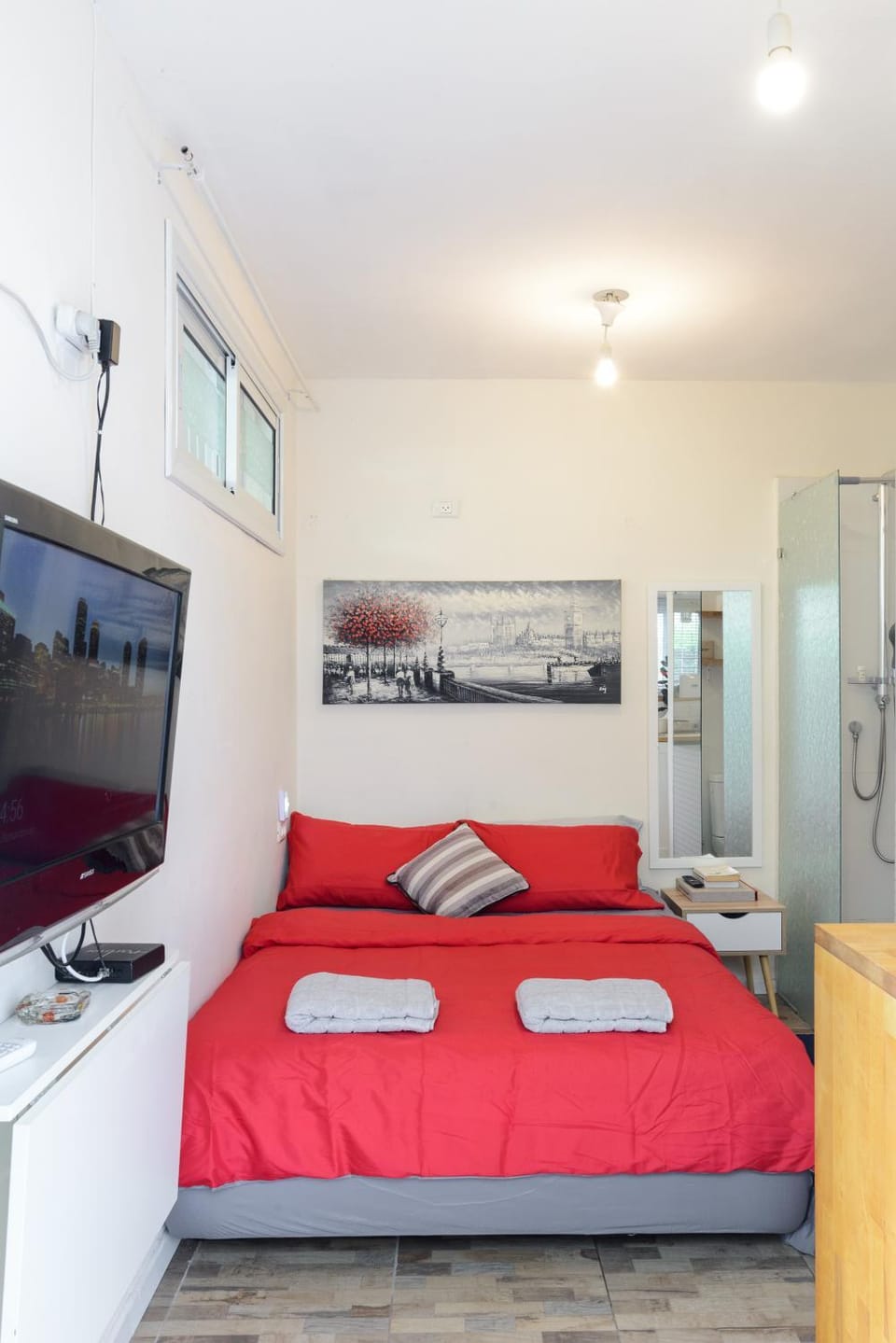 Bed, TV and multimedia, Photo of the whole room, Bedroom