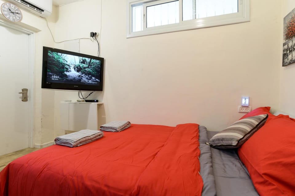 Bed, TV and multimedia, Photo of the whole room, Bedroom