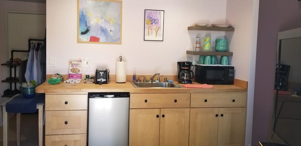 Best Little Guesthouse in Melrose! New Listing! Bed and Breakfast in Phoenix