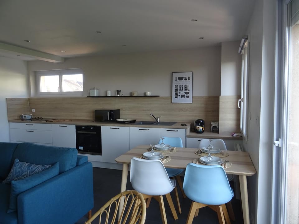 Kitchen or kitchenette, Dining area