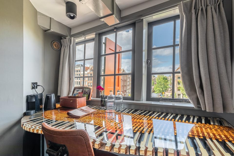 Coffee/tea facilities, Seating area, City view