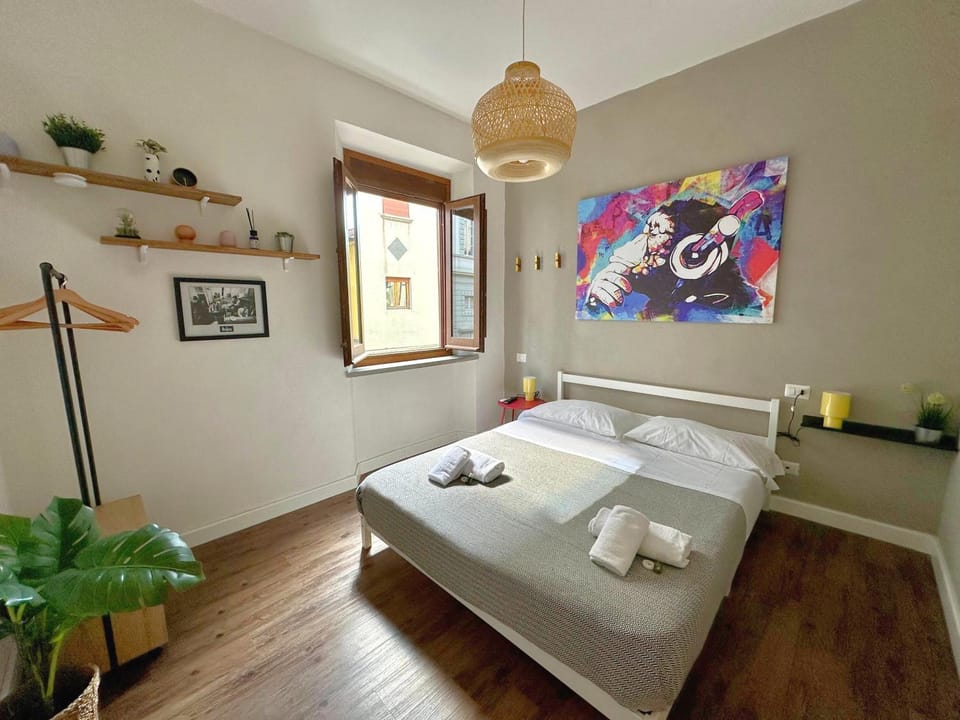 Photo of the whole room, Bedroom, towels