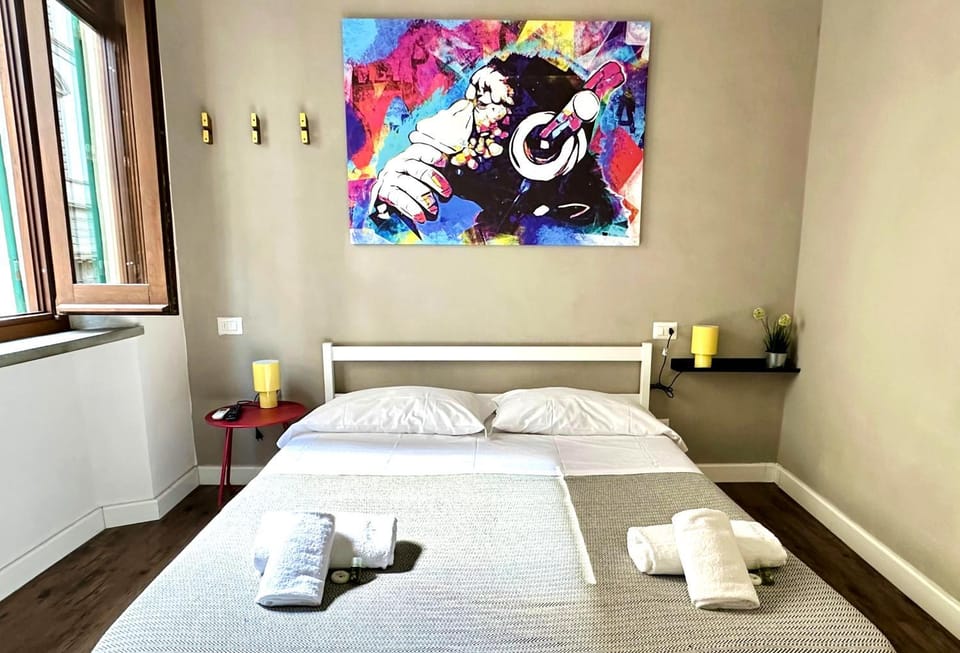 Bed, Photo of the whole room, Decorative detail, Bedroom, towels