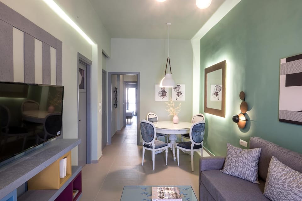 Communal lounge/ TV room, TV and multimedia, Living room, Seating area, Dining area, Evening entertainment