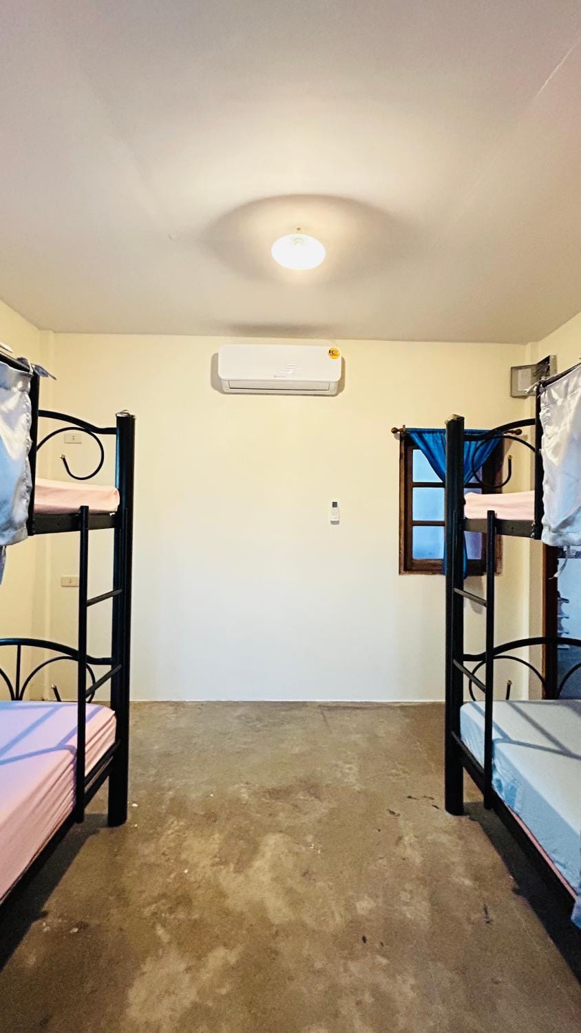 Bed, Photo of the whole room, Bedroom, bunk bed, air conditioner