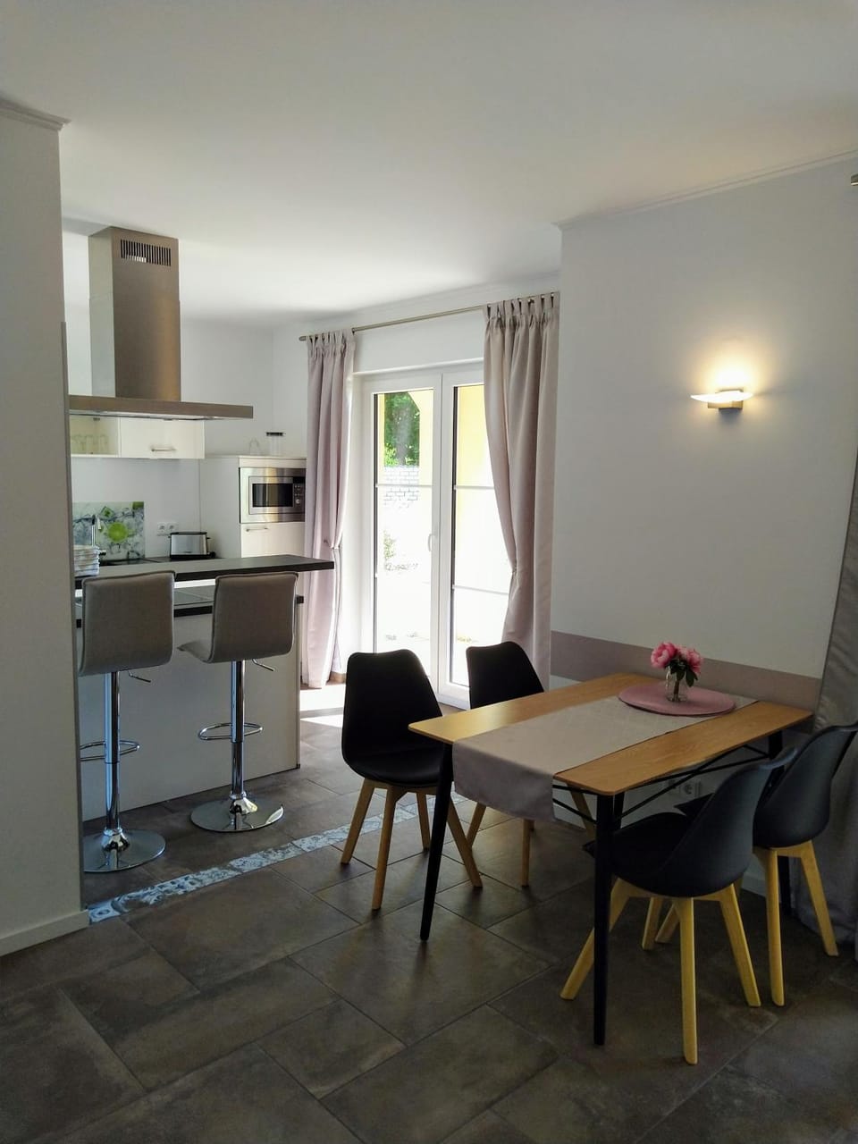 Kitchen or kitchenette, Dining area