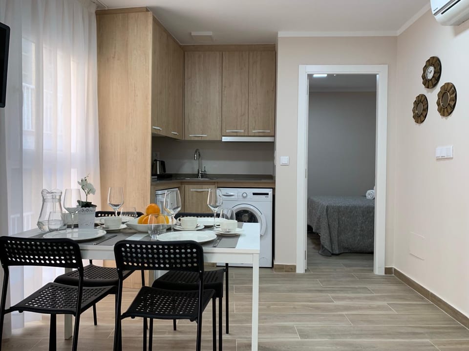 Kitchen or kitchenette, Dining area