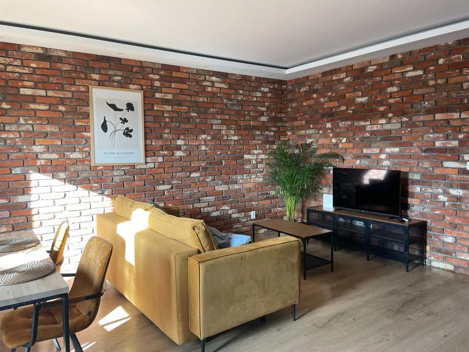 Communal lounge/ TV room, TV and multimedia, Living room, Seating area, Evening entertainment