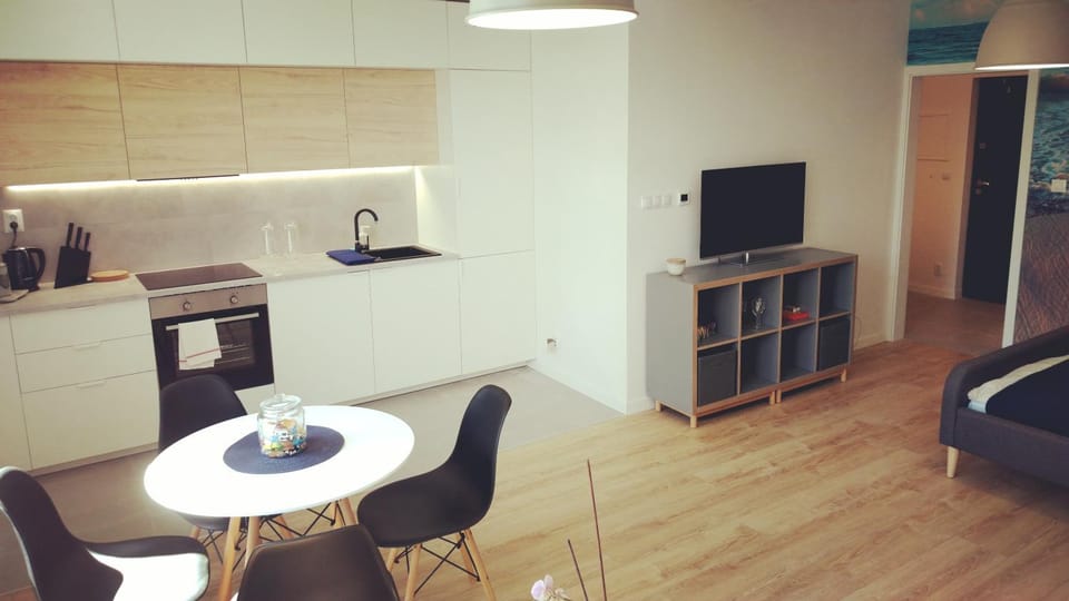 TV and multimedia, Coffee/tea facilities, Kitchen or kitchenette, Living room, Dining area