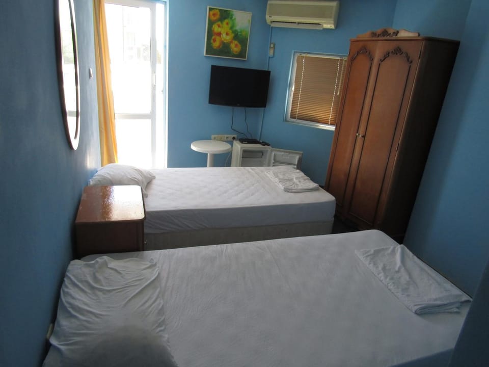 Bed, Photo of the whole room, wardrobe, air conditioner