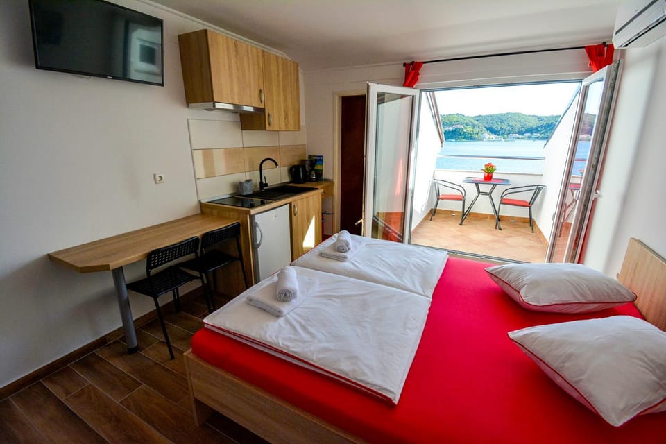 Coffee/tea facilities, Photo of the whole room, Sea view