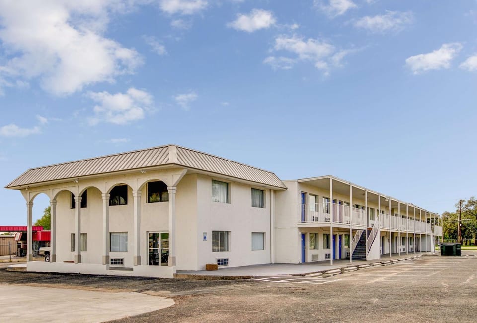 Property building, Facade/entrance, Day, On site, Time of day
